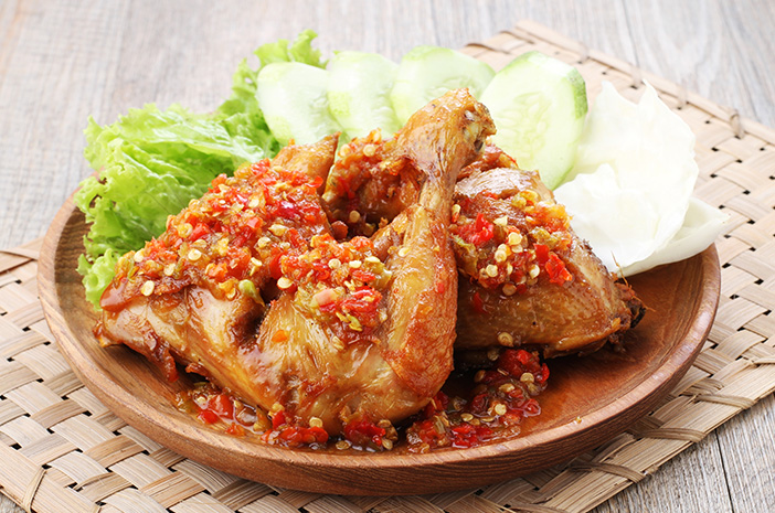 Ayam Penyet Mantap Gila, Sambalnya Bikin Keringetan