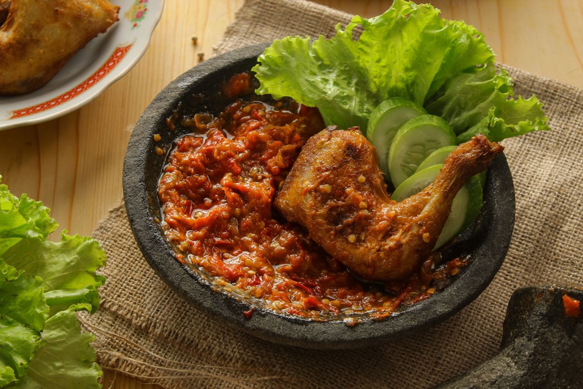Bukan Ayam Penyet Biasa, Ini Versi Mantap Gilanya!