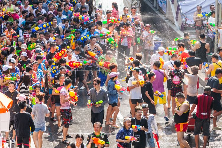 Anak Muda Kamboja Rayakan Songkran dengan Gembira!