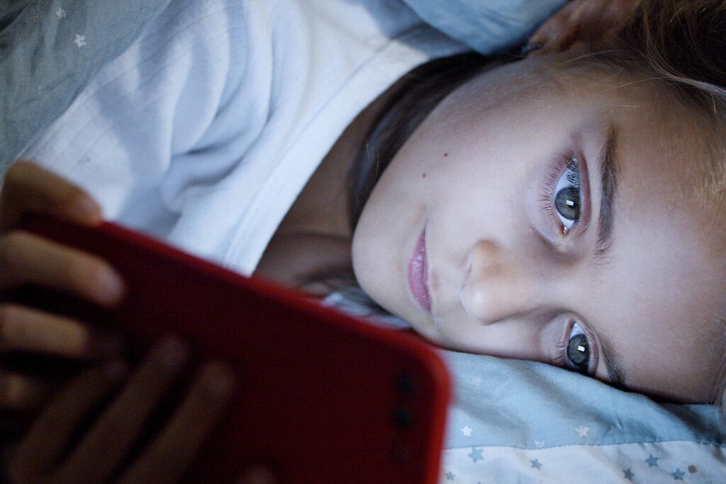 10 Kebiasaan Sehat agar Mata Anak Tetap Sehat di Era Digital